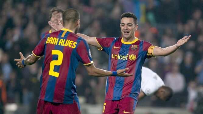 Dani Alves y Xavi juntos en un partido como jugadores del Barcelona.