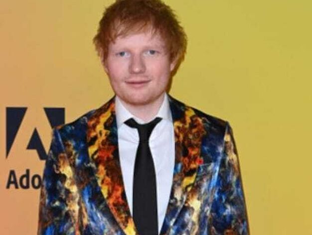 Ed Sheeran opt&oacute; por un traje de chaqueta multicolor.