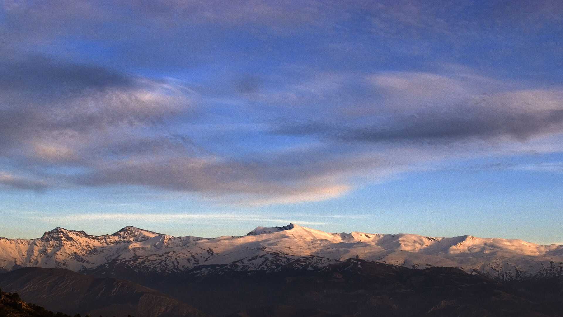 Panor&aacute;mica de las cumbres occidentales de Sierra Nevada