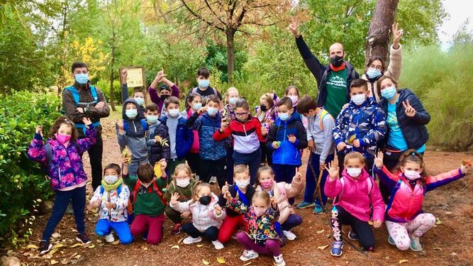 Niños y profesores en la Escuela de Naturaleza en el Cerro Beylar
