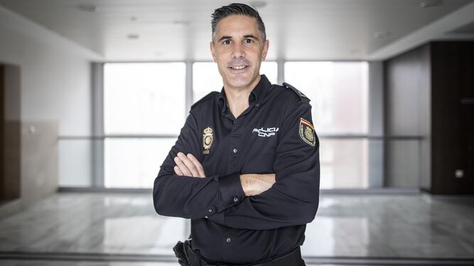 El inspector jefe de la UFAM en Granada, Miguel Nestares, posa en la entrevista con Granada Hoy.