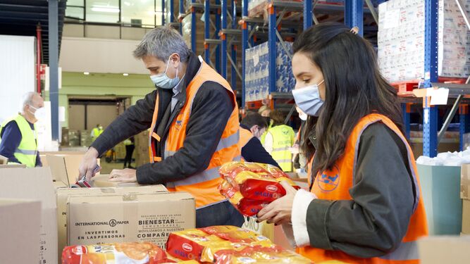 Narcís Roura, Director General de PepsiCo Suroeste de Europa, junto a Raquel Sánchez, del equipo de Marketing de Bebidas, participando en el voluntariado de la Fundación Banco de Alimentos de Madrid del pasado lunes, 15 de noviembre.