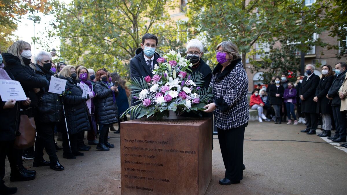 Francisco Cuenca, Emilia Barrios y Ana Muñoz depositan un ramo de flores en el monumento a las víctimas de la violencia de género