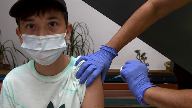 Un niño se vacuna contra la Covid- 19