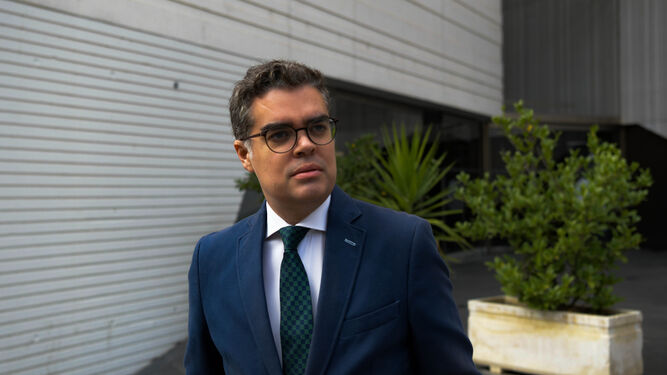 El delegado de la Junta de Andalucía en Madrid, Vicente Azpitarte, posa para la entrevista en el Centro Lorca.