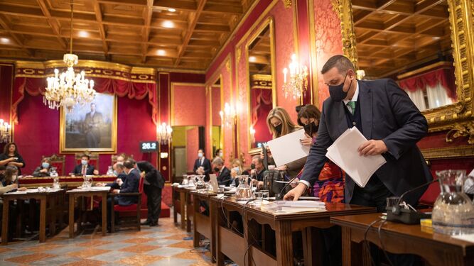 Vox abandona el pleno tras la “falta de respeto” del alcalde de Granada a una de sus concejales