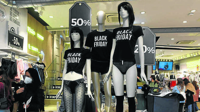 Varios maniquíes ataviados con prendas negras en referencia al Black Friday.
