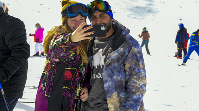Una pareja posa en la  pista de la estación de esquí de Granada