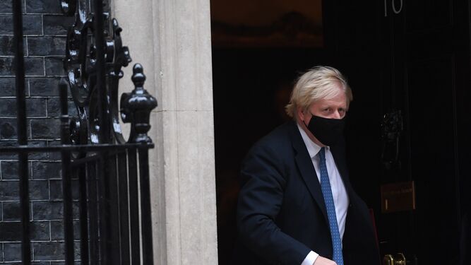 Boris Johnson llevando mascarilla
