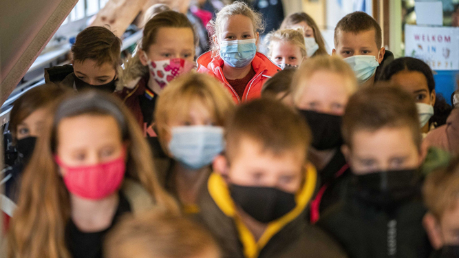 Alumnos de una escuela de primaria en Bilt (Holanda) portando mascarillas.