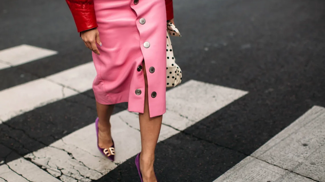 De punto rosa y con abertura, la falda de Mango que hace sexy el básico más en tendencia del invierno.