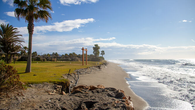 El temporal de Poniente "arrasa" con Playa Granada