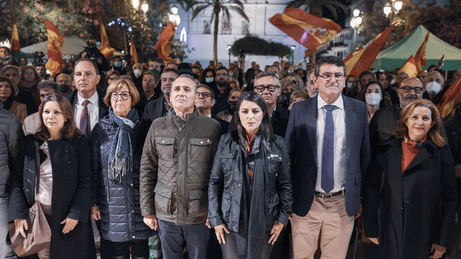 Olona, con parlamentarios andaluces de Vox, el jueves pasado en Lepe.