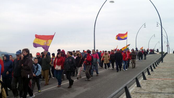 Imágen de archivo de un grupo de personas participando en una marcha de la Desbandá en Salobreña