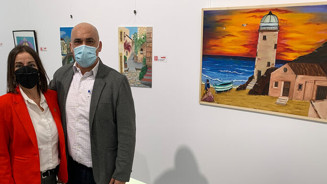 Los concejales PSOE de Motril, Gregorio Morales y Alicia Crespo, en la exposición de Arte Diverso