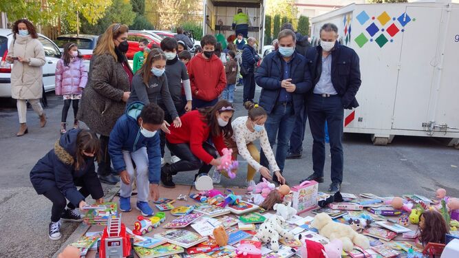 Comienza la campaña municipal de reparto de juguetes en Granada