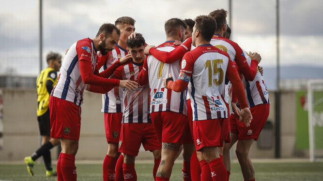 Los jugadores del Arenas celebran uno de los goles de su partido ante el Cantoria.
