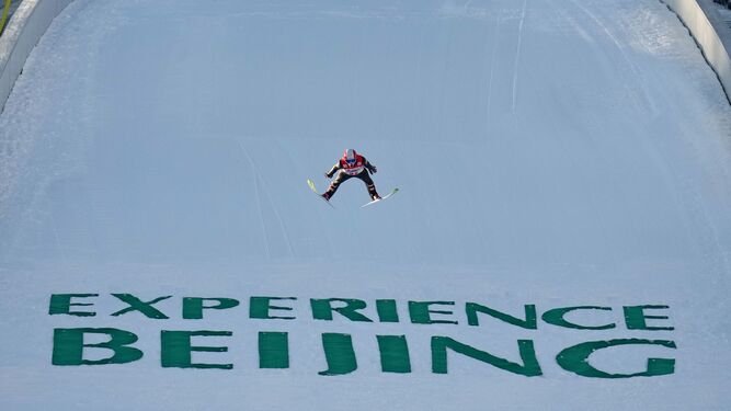 Un saltador de esquí en las instalaciones olímpicas de Chongli, en China.