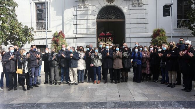 Aplausos tras el minutos de silencio ante el Ayuntamiento de Granada