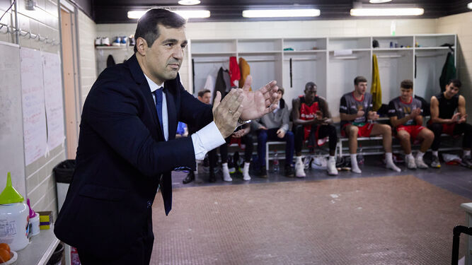 Pablo Pin aplaude a sus jugadores en el vestuario del Palacio de Deportes.