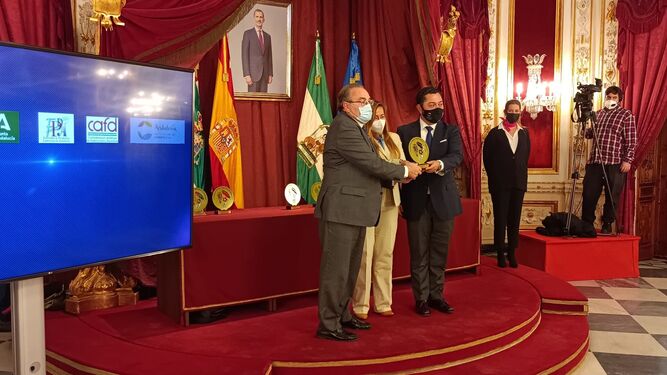 Macanás y Rodríguez reciben el premio de manos de Arrabal