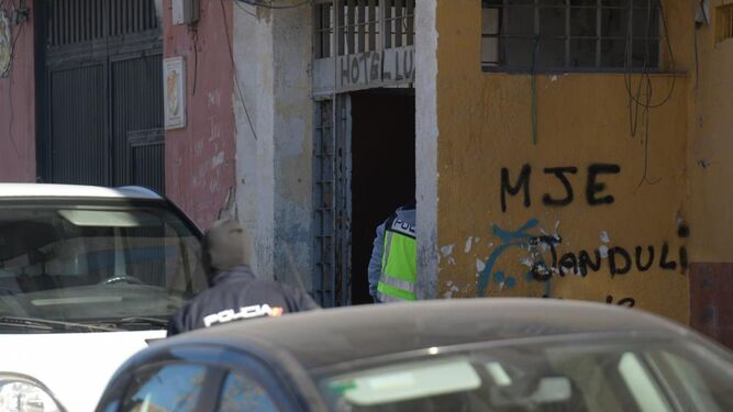 Agentes de la Policía Nacional en la zona del Hotel Luz en el registro de este martes 14 de diciembre.