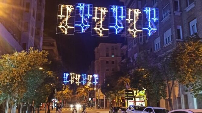 Zaragoza, gobernada por el PP, tiene "cruces invertidas" como las de Granada en su alumbrado navideño