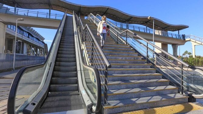 Una persona baja por las escaleras de la estación de Bahía Sur a pie al estar estropeados ascensores y la plataforma mecánica, en una imagen de archivo.