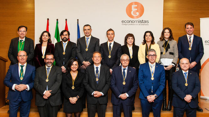 Foto de familia de la nueva Junta de Gobierno del Colegio Profesional de Economistas de Granada.