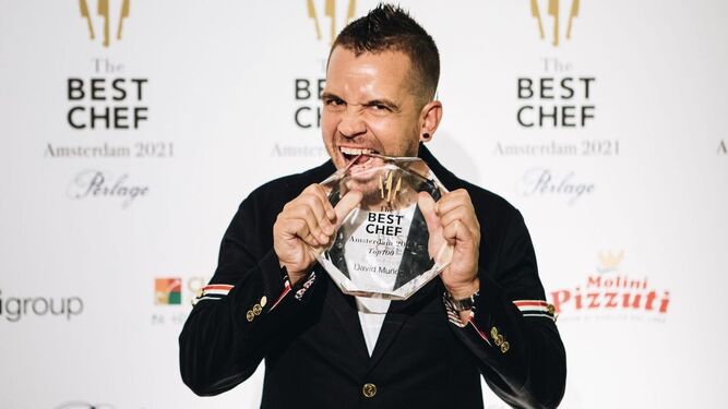 Dabiz Muñoz, recogiendo su premio a 'Mejor Chef 2021' otorgado por 'The Best Chef Awards'.