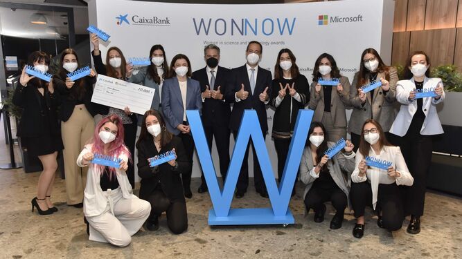 Foto de familia de los premios Wonnow de Caixabnak y Microsoft.