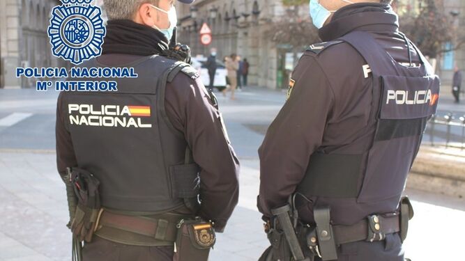 Imagen de archivo de dos agentes de Policía Nacional en Granada.