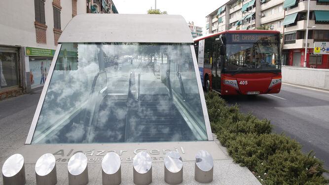 Un autobús urbano de Granada pasa junto a la bocana de la estación de Alcázar Genil