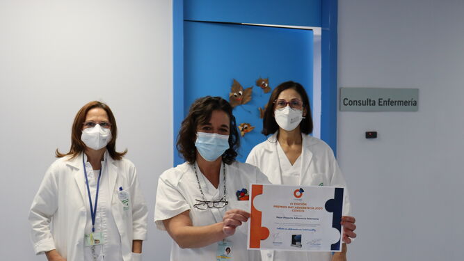 Mónica Rodríguez, en el centro, muestra el diploma acreditativo junto a responsables de Enfermería.
