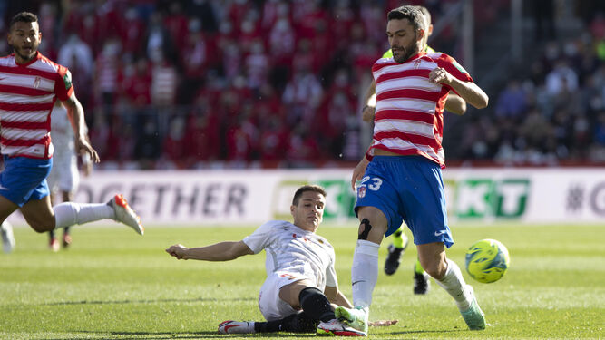 Molina intenta llevarse un balón ante Ruiz de Galarreta.