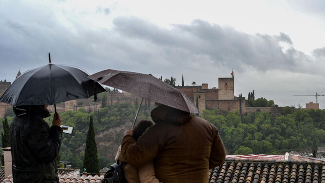 Vistas a la Alhambra en un día de lluvia.