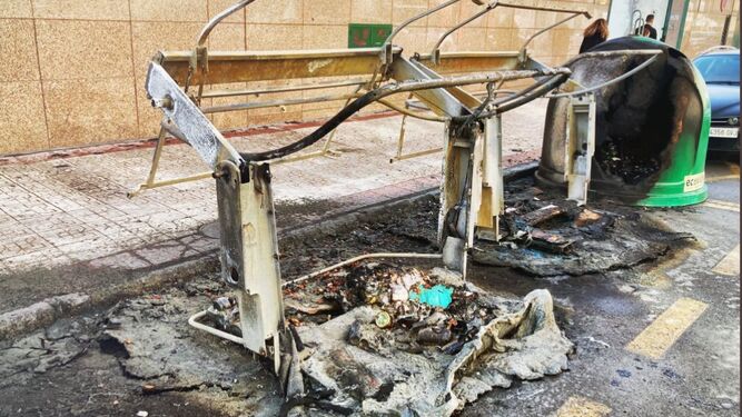 Fuego en Granada: La quema de varios contenedores pone en riesgo los coches aparcados