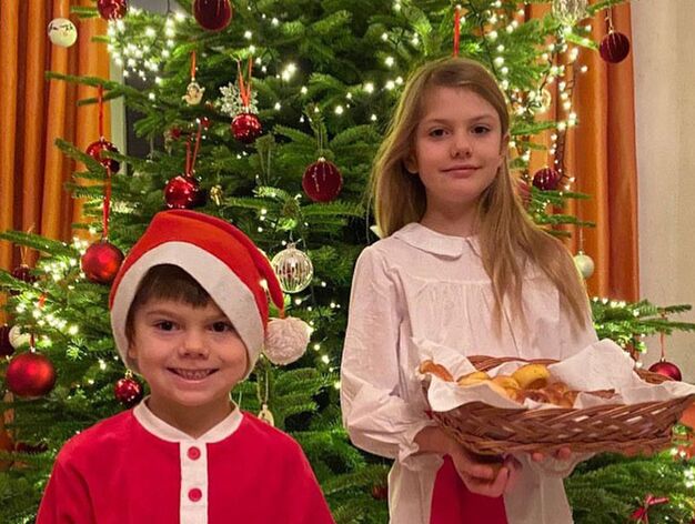 Estela y Oscar de Suecia protagonizan el christmas de su madre, la princesa Victoria.