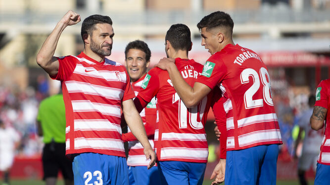 Jorge Molina celebra con la grada uno de sus tres goles ante el Mallorca.