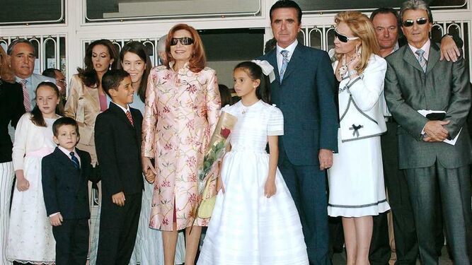 Rocío Jurado con su familia, en la comunión de Fernando y Gloria Camila, cuando aún no habían surgido las desavenencias.