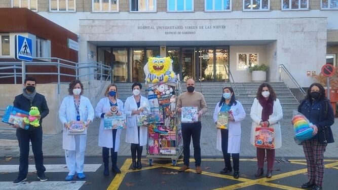Los escolares de Otura regalan más de 300 juguetes a los niños del Hospital Virgen de las Nieves
