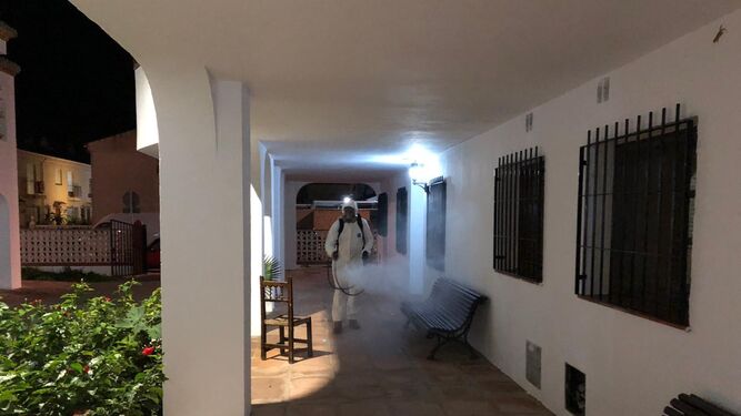 Costa de Granada: Almuñécar realiza trabajo de desinfección en el complejo de viviendas de la tercera edad
