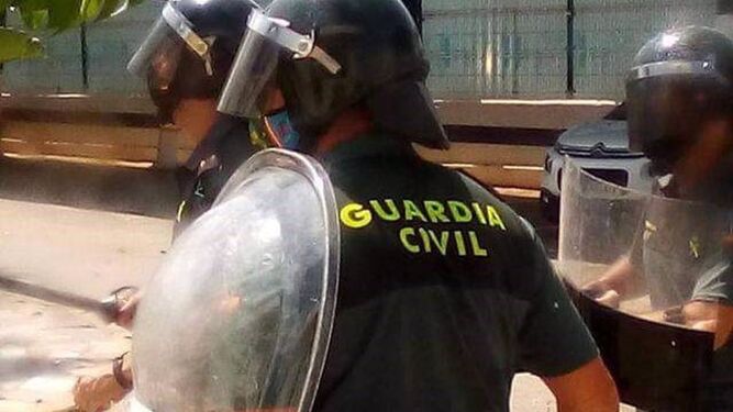 rece guardias civiles resultan heridos en Melilla al evitar el intento de entrada de 500 subsaharianos por la valla