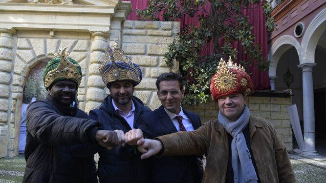Los tres Reyes Magos de Granada, para la Cabalgata de 2022, junto al alcalde.