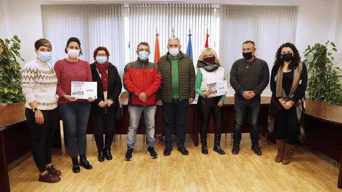 Un espectáculo solidario en Huétor Tájar recauda mil euros para asociaciones de enfermos  de Granada