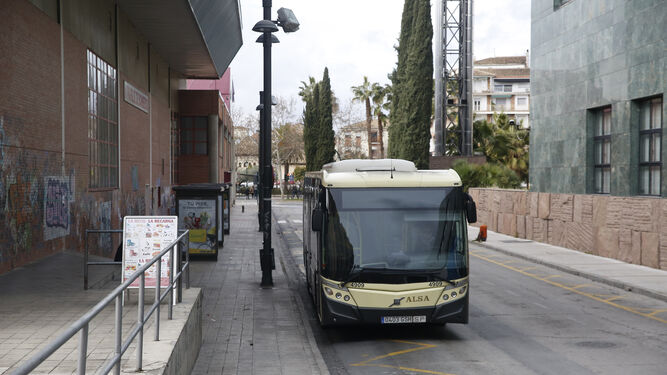 El Palacio de Congresos de Granada recupera el uso exclusivo de la calle Antonio Dalmases para carga y descarga