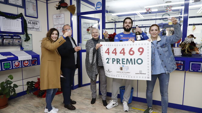 Los administradores de Lotería de la calle Cisne de Granada capital, con su segundo premio
