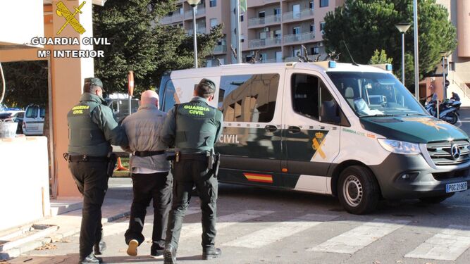 Imagen facilitada por la Guardia Civil de la detención en Granada de Baldy