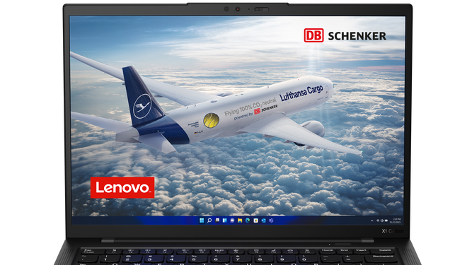 Aeronave de Lufthansa Cargo en un portátil Lenovo, con el logo de DB Schenker.