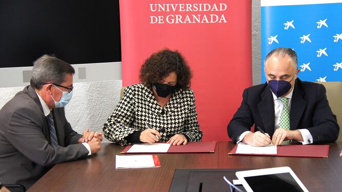 Firma del convenio entre Diputación, UGR y LaCaixa para crear el aula virtual para mayores.